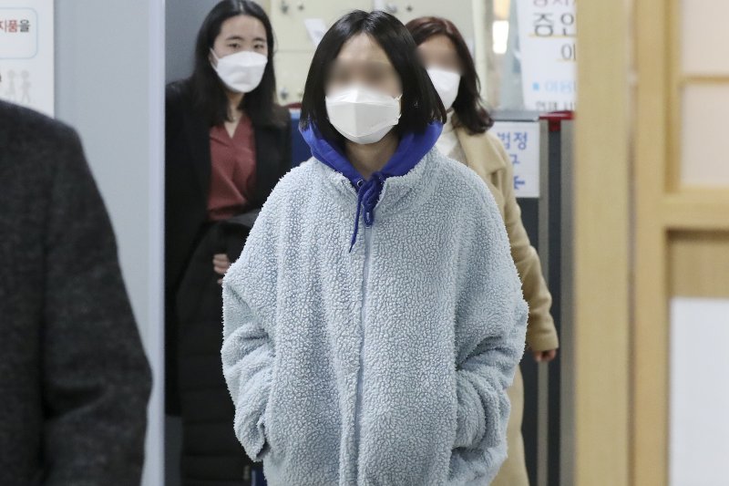[서울=뉴시스] 정병혁 기자 = '숙명여고 시험 정답 유출' 사건 혐의로 재판에 넘겨진 쌍둥이 자매 중 한 명이 지난 2022년 1월21일 오후 서울 서초구 서울중앙지방법원에서 열린 항소심 2심 선고 공판을 마친 뒤 법원을 나서고 있다. (공동취재사진) 2022.01.21. photo@newsis.com