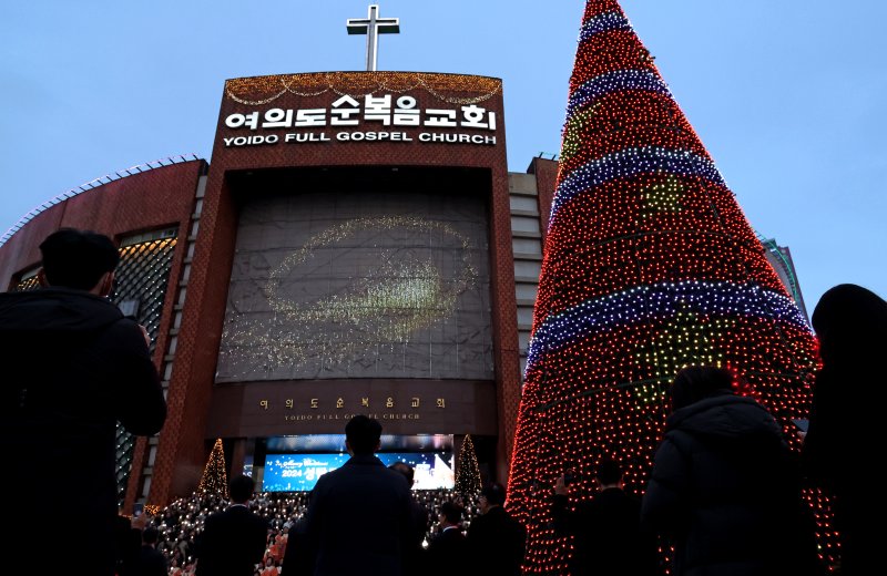 [서울=뉴시스] 조성우 기자 = 1일 오후 서울 영등포구 여의도 순복음교회 십자가탑 광장에서 성탄트리 점등식이 진행되고 있다. 2024.12.01. xconfind@newsis.com