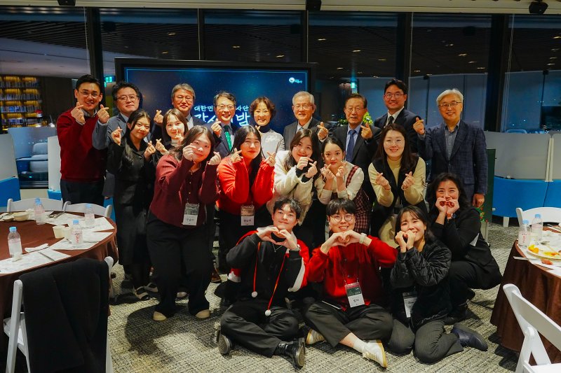 대한민국교육봉사단이 지난 23일 서울 강남구 파르나스타워에서 개최한 '교육의밤' 행사에서 기념촬영을 하고 있다. 맨 뒷줄 왼쪽부터 박영규 대교단 본부장, 이천화 회계사, 배종석 고려대 교수, 임성빈 장로회신학대 전 총장, 박경현 샘교육복지연구소 소장, 우창록 대교단 이사장(법무법인 율촌 명예회장), 윤대희 가천대 석좌교수, 김성중 대교단 대표, 이인용 온율 공동이사장. 대한민국교육봉사단 제공