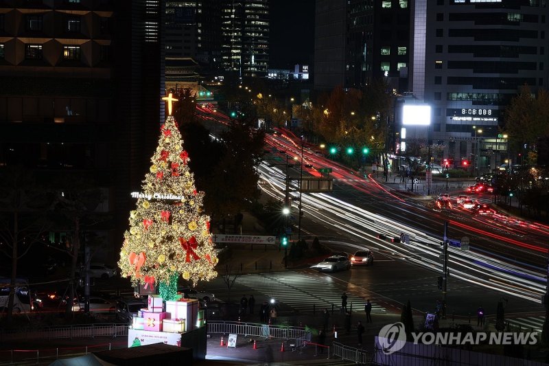 불 밝힌 서울광장 성탄트리 (출처=연합뉴스)