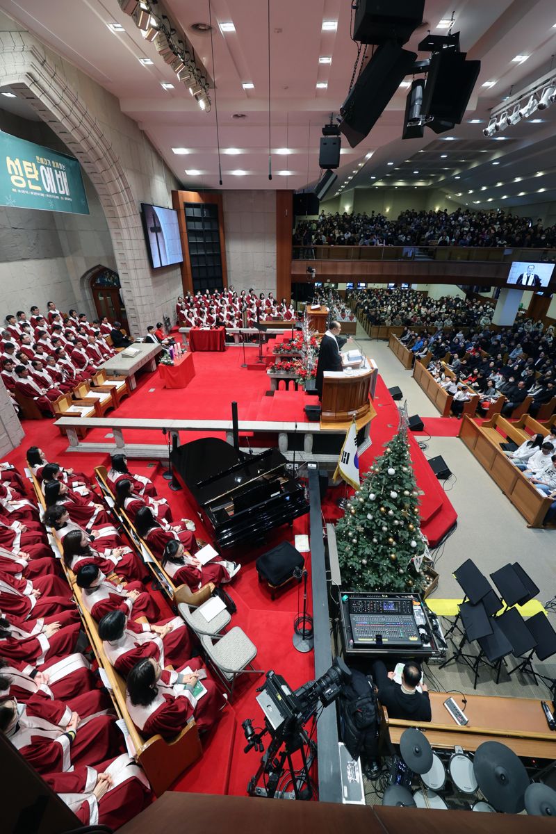 성탄절인 25일 오전 서울 중구 영락교회에서 '성탄축하예배'가 열려 김운성 위임목사가 말씀을 전하고 있다. 사진=서동일 기자