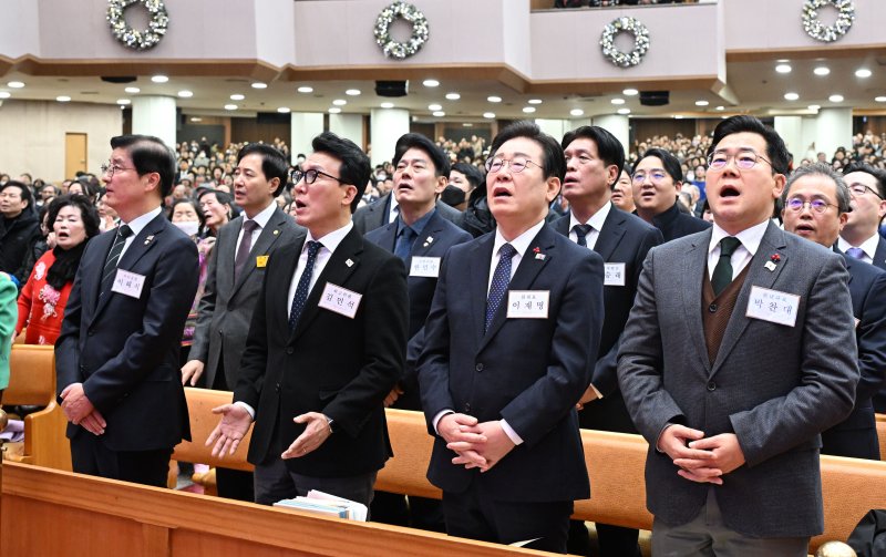 더불어민주당 이해식 당대표 비서실장(앞줄 왼쪽부터), 김민석 최고위원, 이재명 대표, 박찬대 원내대표가 25일 서울 여의도순복음교회에서 성탄예배를 드리고 있다. 순복음교회 제공