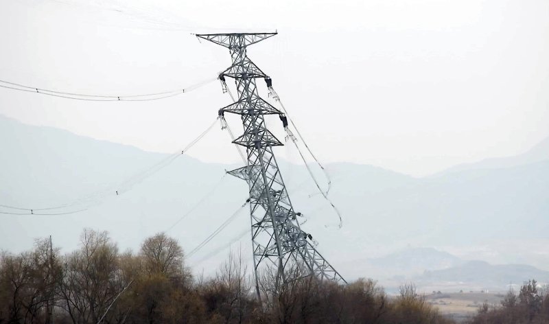 통일부가 지난 3일 국방부로부터 받아 공개한 북한 개성공단 송전탑 철거 관련 영상. (국방부 제공) 2024.12.3/뉴스1