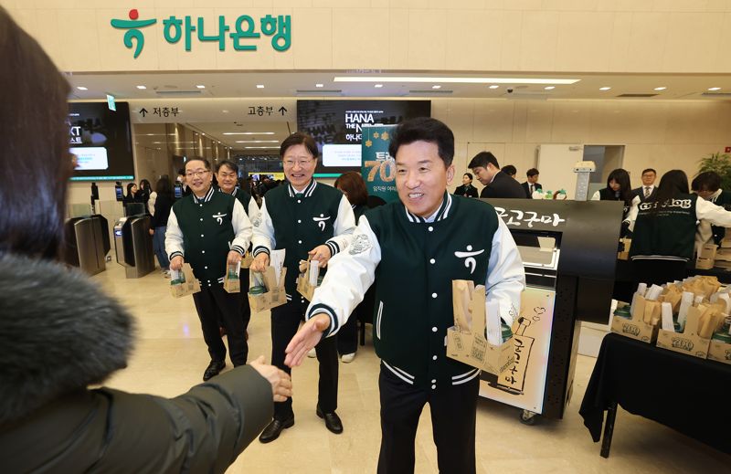 24일 서울 을지로 하나은행 본점에서 열린 트래블로그 서비스 700만 돌파 기념행사에 참석한 함영주 하나금융그룹 회장(오른쪽), 이승열 하나은행장(가운데), 이호성 하나카드 사장(왼쪽)이 임직원들에게 감사 인사를 전하고 있다.하나은행 제공