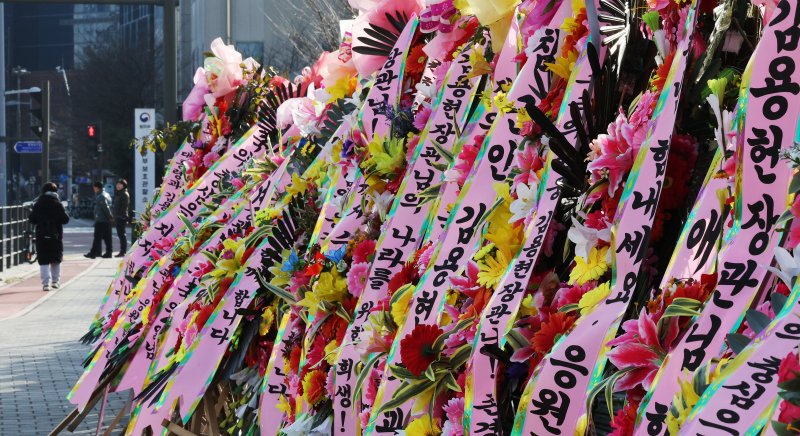 "당대의 이순신" 내란 혐의 '김용현' 응원 화환 행렬