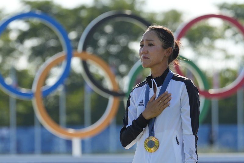 프랑스 기앙쿠르 르 골프 나쇼날에서 열린 2024 파리올림픽 골프 여자부 정상에 올라 금메달을 목에 걸고 눈물을 흘리며 국민의례를 하고 있다. '현대가 며느리' 리디아 고는 최종 합계 10언더파 278타로 우승하며 2016 리우데자네이루 올림픽 은메달, 2020 도쿄 올림픽 동메달에 이어 올림픽 금·은·동을 모두 따내는 진기록을 세웠다. 뉴시스