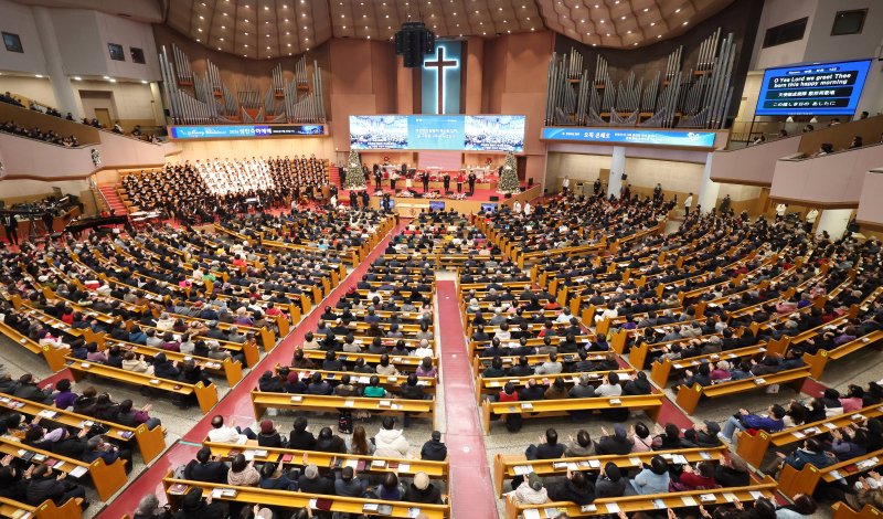 [서울=뉴시스] 추상철 기자 = 크리스마스인 25일 오전 서울 영등포구 여의도 순복음교회에서 성탄예배가 열리고 있다. 2024.12.25. scchoo@newsis.com