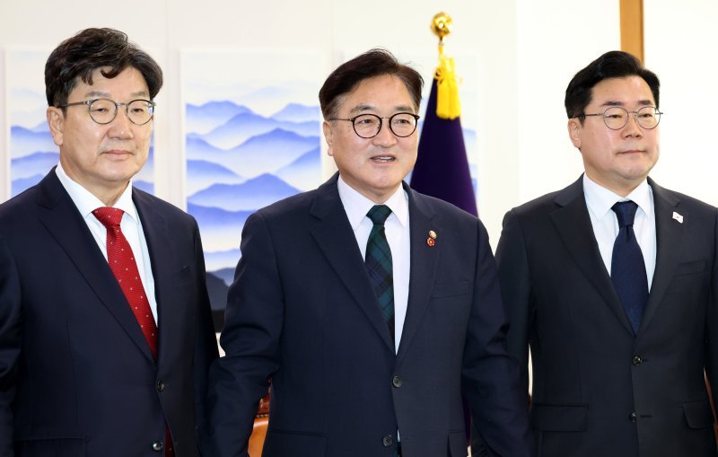 우원식 국회의장(가운데)와 권성동 국민의힘 대표 권한대행 겸 원내대표(왼쪽), 박찬대 더불어민주당 원내대표가 지난 23일 국회의장실에서 열린 법안 논의 회동에서 기념촬영을 하고 있다. (공동취재)/사진=뉴스1