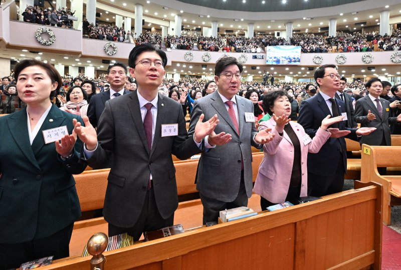 與 "민생 위해 초심으로" 野 "내란 어둠 몰아내야"