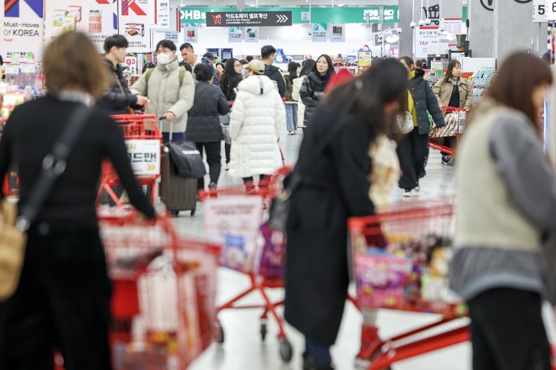 서울의 한 대형마트가 장을 보러 나온 시민들로 북적이고 있다. 2024.12.3/뉴스1 ⓒ News1 민경석 기자