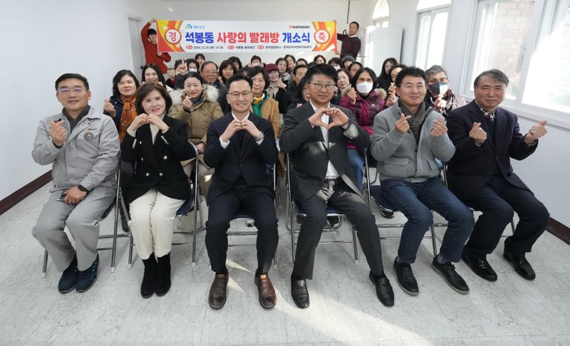 한국타이어앤테크놀로지는 지난 24일 대전 석봉동 소재 노인회관에 총 2000만원 상당의 최신 설비를 보유한 빨래방을 새롭게 조성하고 세탁기와 건조기 등의 전자제품을 기증했다. 한국타이어제공