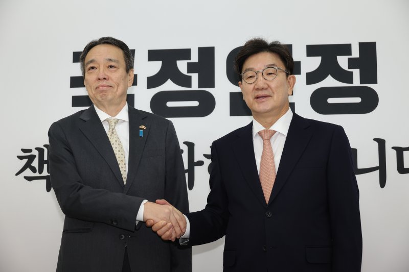 국민의힘 권성동 당 대표 권한대행 겸 원내대표가 26일 오전 국회에서 미즈시마 고이치 주한일본대사를 접견하고 있다. 사진=연합뉴스