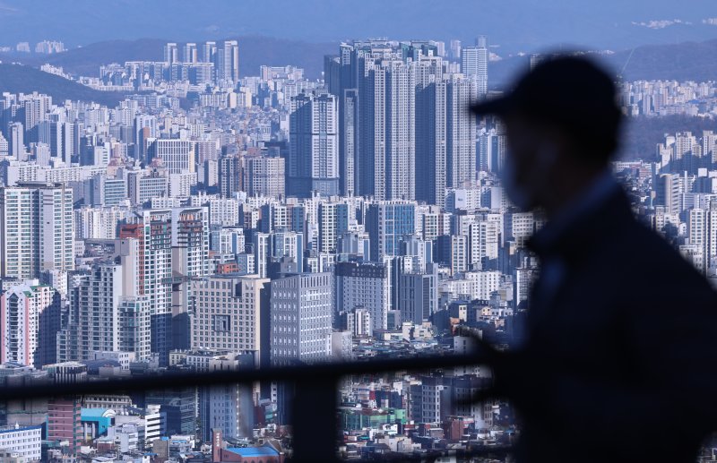 지난 8일 서울 남산에서 바라본 아파트 단지. /사진=뉴스1