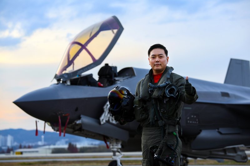 정시형 소령이 공군 최고의 공중 사격 명사수를 뜻하는 '탑건'에 처음으로 F-35A 조종사가 선정됐다고 26일 밝혔다. 정시형 소령이 포즈를 취하고 있다. 사진=공군 제공