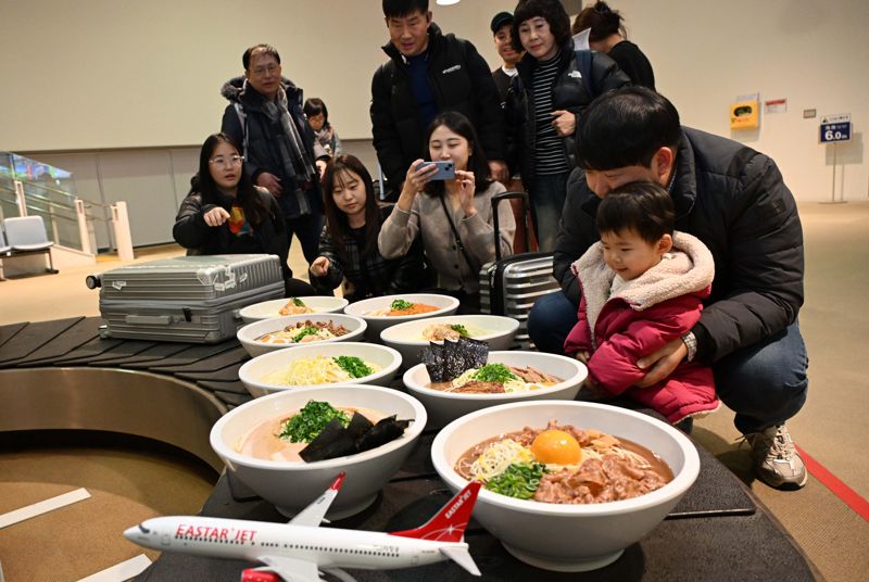 "라멘의 도시로 하늘길 열다"...이스타항공, 도쿠시마 노선 첫 취항