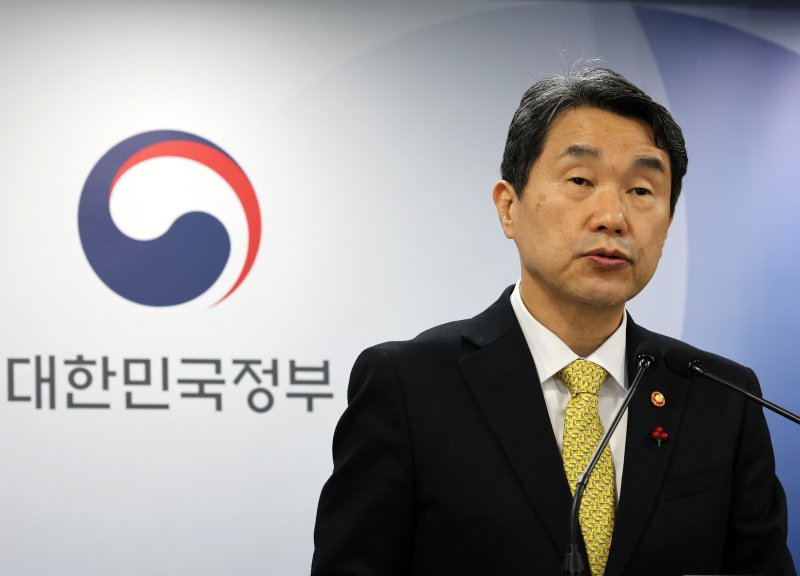 [서울=뉴시스] 배훈식 기자 = 이주호 사회부총리 겸 교육부 장관이 26일 오후 서울 종로구 정부서울청사에서 AI 디지털교과서 관련 초중등교육법 일부개정법률안 본회의 의결에 대한 정부입장을 발표하고 있다. 2024.12.26. dahora83@newsis.com