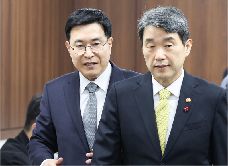 26일 서울 종로구 정부서울청사에서 열린 사회관계장관회의에 이주호 사회부총리 겸 교육부 장관(왼쪽 두번째)이 입장하고 있다. 뉴스1