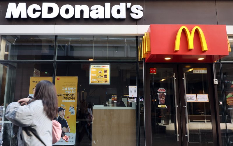 [서울=뉴시스] 김금보 기자 = 맥도날드가 11일부터 전국 매장에 토마토를 정상 공급한다. 맥도날드는 이상 기온으로 토마토 수급에 어려움을 겪으면서 지난달 15일부터 일부 버거 제품에 토마토를 제외하고 판매해왔다. 사진은 11일 서울시내 한 맥도날드 매장. 2024.11.11. kgb@newsis.com