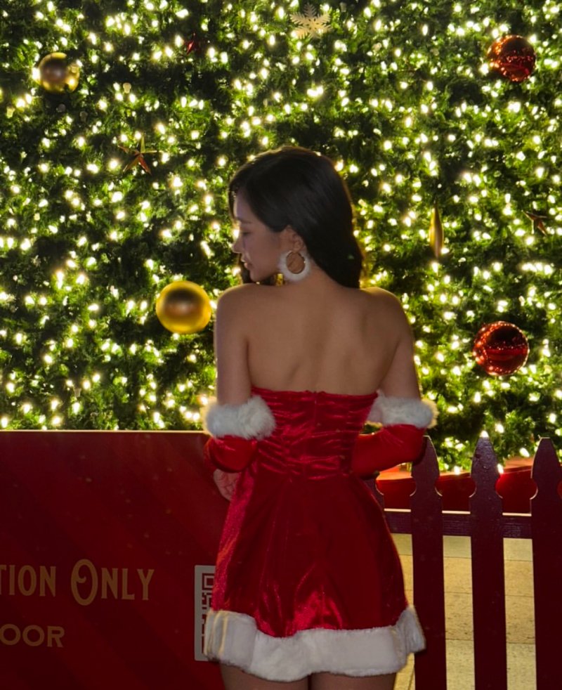 쥴리, '섹시 산타걸'로 변신…등 훅 파인 노출