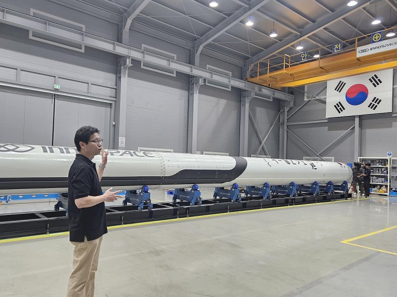 한빛-TLV 앞에서 설명하는 김수종 이노스페이스 대표 (출처=연합뉴스)