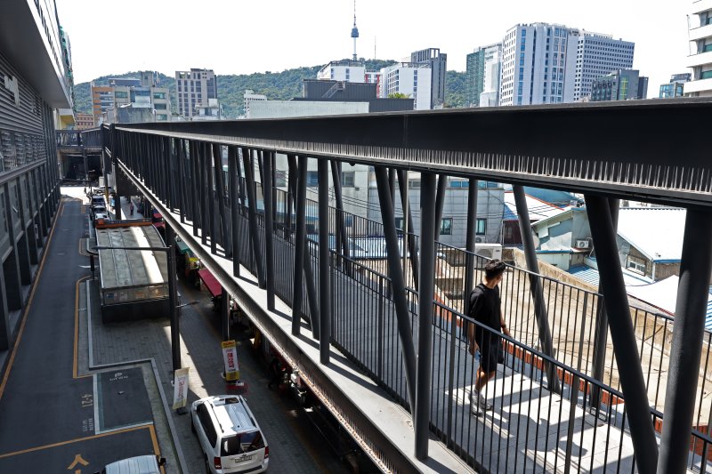 지난 9월3일 서울 종로구 세운상가 공중 보행로에서 시민들이 이동하고 있다. 사진=뉴시스