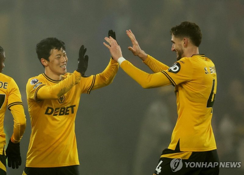 득점 세리머니 하는 울버햄프턴 황희찬(왼쪽) (출처=연합뉴스)