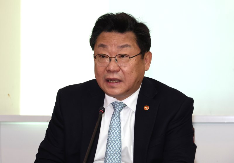 주형환 "中企 일·가정 양립 확산…최근 결혼·출산율 올라"