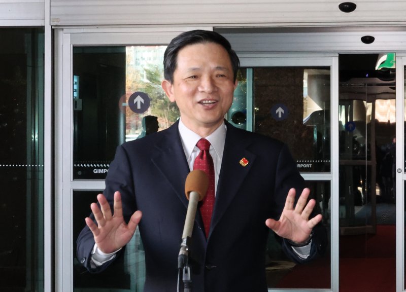 다이빙 신임 주한 중국대사가 27일 오후 김포공항을 통해 입국, 기자회견을 하고 있다. 사진=연합뉴스