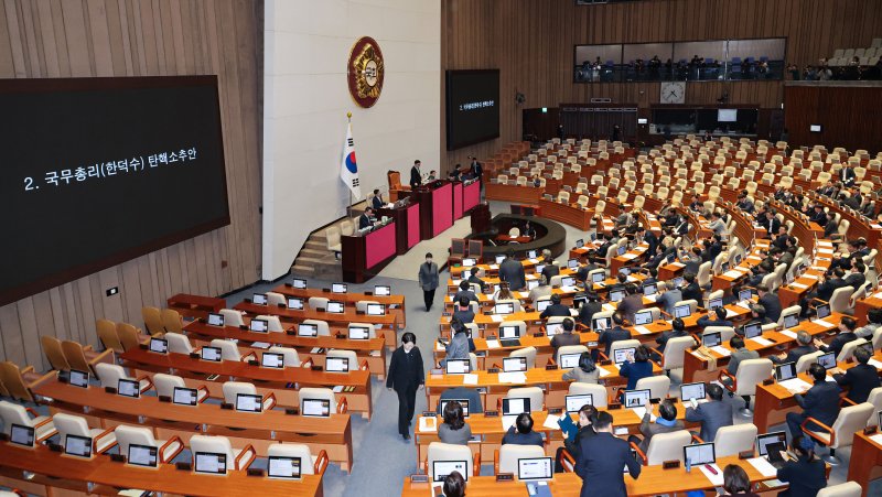 우원식 국회의장이 27일 오후 서울 여의도 국회에서 열린 제420회국회(임시회) 제2차 본회의에서 국무총리(한덕수) 탄핵소추안 가결을 선언하고 있다. 뉴시스