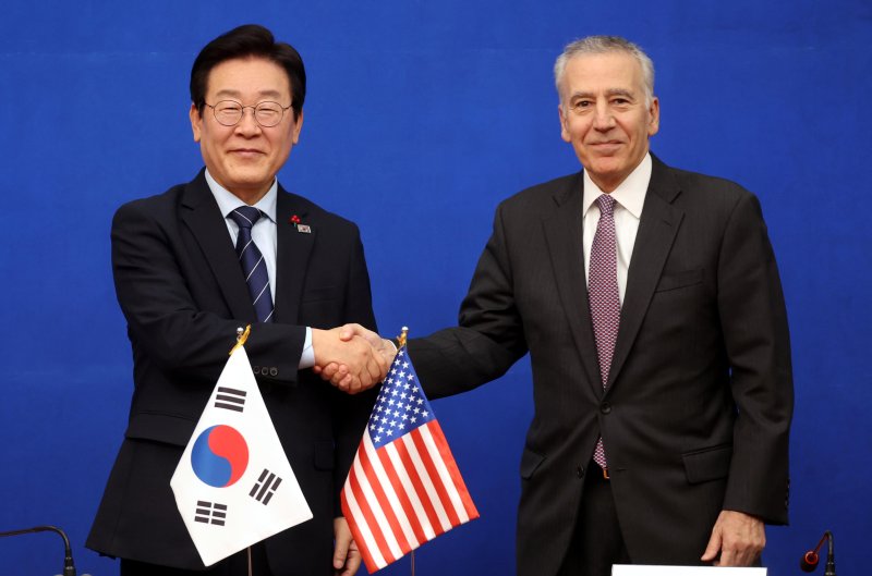 [서울=뉴시스] 조성봉 기자 = 이재명 더불어민주당 대표가 23일 오후 서울 여의도 국회 당 대표 회의실에서 필립 골드버그 주한미국대사와 면담에 앞서 기념촬영을 하고 있다. 2024.12.23. suncho21@newsis.com