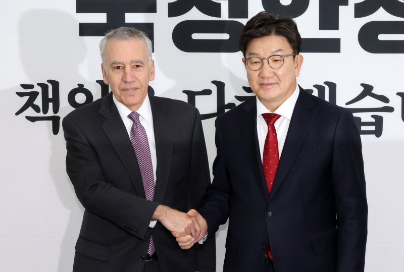 [서울=뉴시스] 조성우 기자 = 권성동(오른쪽) 국민의힘 당 대표 권한대행 겸 원내대표가 23일 오후 서울 여의도 국회에서 필립 골드버그 주한미국대사를 접견하며 기념촬영하고 있다. 2024.12.23. xconfind@newsis.com