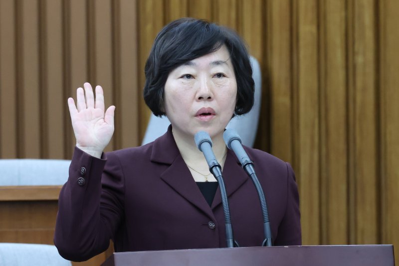 [서울=뉴시스] 조성우 기자 = 23일 오후 서울 여의도 국회에서 열린 헌법재판소 재판관 선출에 관한 인사청문특별위원회의 인사청문회에서 정계선 후보자가 증인선서를 하고 있다. 2024.12.23. xconfind@newsis.com