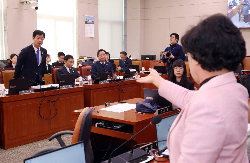 [서울=뉴시스] 고승민 기자 = 24일 서울 여의도 국회에서 열린 법제사법위원회 전체회의에서 여야 의원들이 회의가 정회된 후에도 계엄 관련 윤석열 대통령의 내란죄 성립을 두고 설전을 벌이고 있다. 2024.12.24. kkssmm99@newsis.com