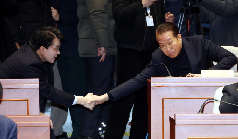 [서울=뉴시스] 조성봉 기자 = 국민의힘 비대위원장에지명된 권영세 의원이 24일 오전 서울 여의도 국회에서 열린 의원총회에서 윤상현(왼쪽) 의원과 악수를 하고 있다. 2024.12.24. suncho21@newsis.com