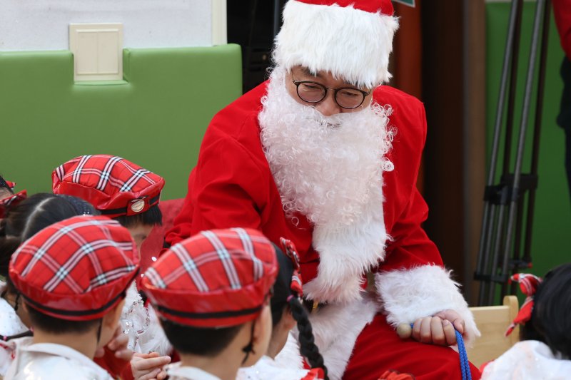 [서울=뉴시스] 권창회 기자 = 크리스마스 이브인 24일 오전 서울 여의도 국회 어린이집에서 우원식 국회의장이 산타클로스로 변장해 어린이들과 대화를 나누고 있다. 2024.12.24. kch0523@newsis.com