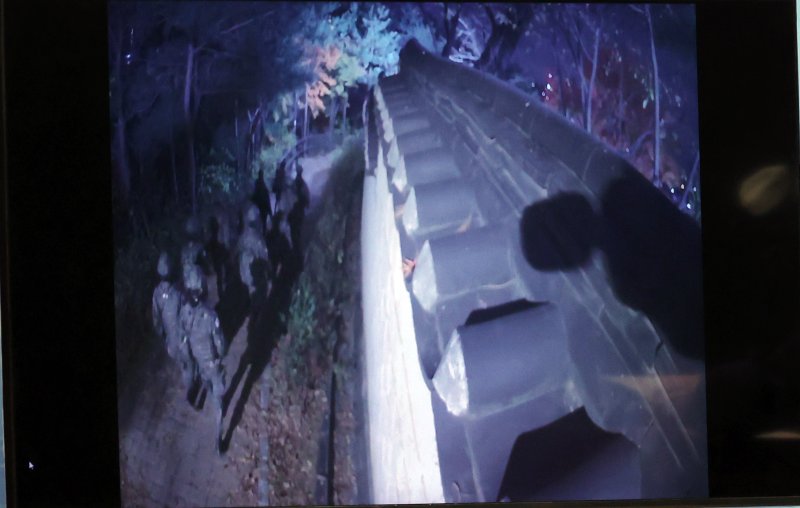 [서울=뉴시스] 고승민 기자 = 24일 서울 여의도 국회 소통관 모니터에 지난 4일 새벽 무장군인의 국회의장 공관 출동 의혹 관련 CCTV 영상이 공개되고 있다. 2024.12.24. kkssmm99@newsis.com