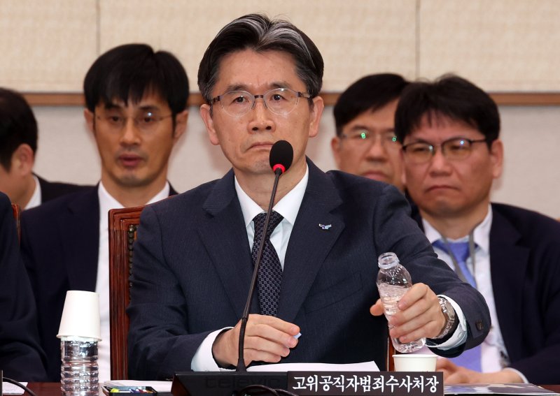 [서울=뉴시스] 조성봉 기자 = 오동운 고위공직자범죄수사처장이 24일 오후 서울 여의도 국회에서 열린 법제사법위원회 전체회의에서 종이컵에 물을 따르고 있다. 짓고 있다. 2024.12.24. suncho21@newsis.com