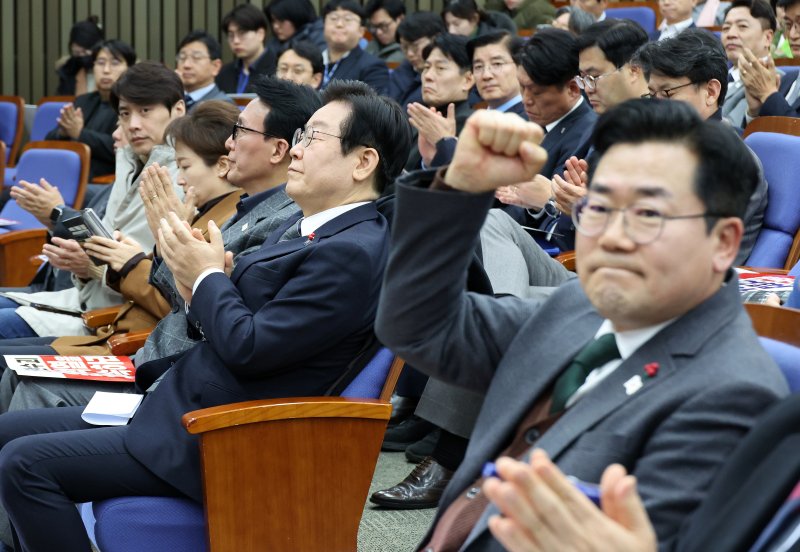 [서울=뉴시스] 조성우 기자 = 이재명(앞줄 오른쪽 두 번째) 더불어민주당 대표가 24일 오후 서울 여의도 국회에서 열린 의원총회에서 박찬대 원내대표의 발언이 끝난 뒤 박수치고 있다. 2024.12.24. xconfind@newsis.com