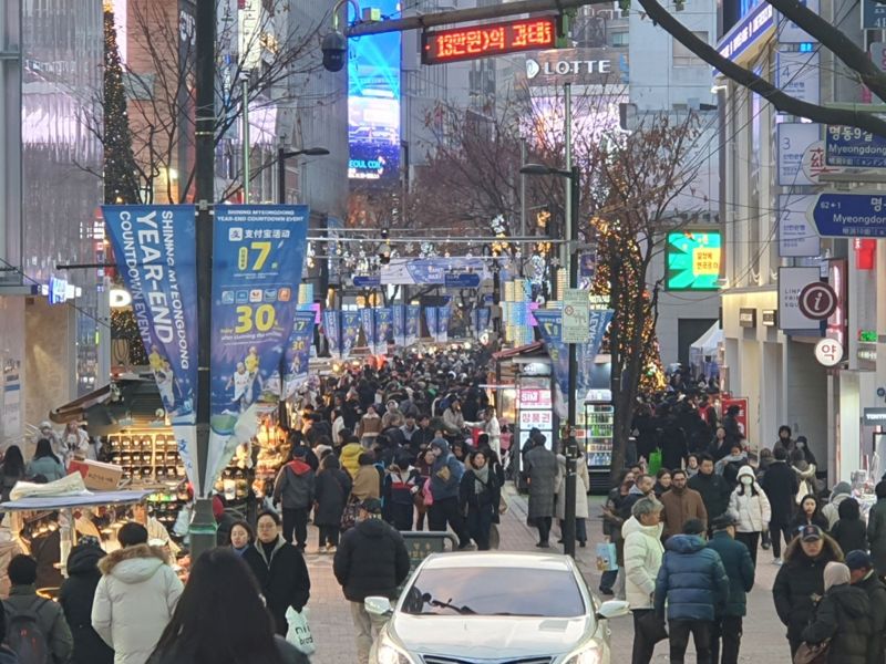[르포] 항공 참사 전인 2024 마지막 '불금' 앞둔 홍대, 명동 가보니