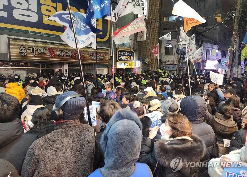 박수영 국회의원 사무실 앞 수천 명 집회 인파 (출처=연합뉴스)