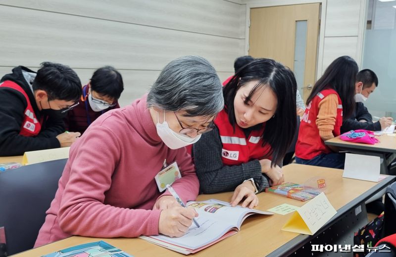 LG전자가 장애인들이 쉽고 안전하게 가전제품을 사용하도록 돕는 교육 활동의 저변을 넓힌다. 사진은 지난 16일 서울 강남구 충현복지관에서 열린 '쉬운 가전 프로젝트'에 참여한 LG전자 임직원 봉사자와 장애인 참가자들의 모습. LG전자 제공