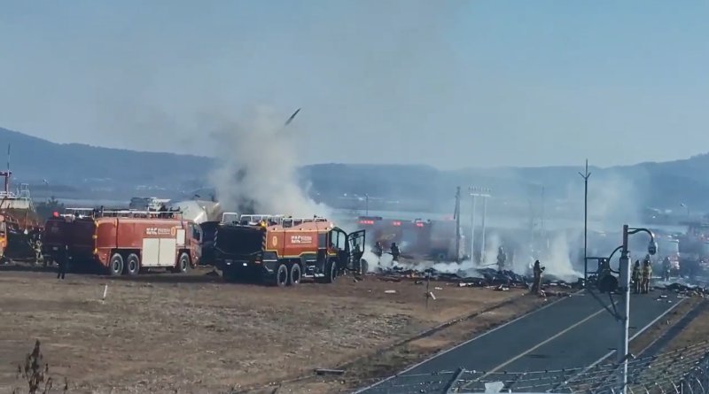 무안공항서 항공기 착륙 중 추락 (서울=연합뉴스) 29일 오전 전남 무안국제공항에서 착륙 중이던 항공기가 활주로를 이탈해 울타리 외벽에 충돌했다. 사진은 무안공항 인근에서 촬영한 영상을 캡처한 것으로, 소방 당국이 사고 수습 작업을 하고 있다. 2024.12.29 [독자 제공. 재판매 및 DB 금지] photo@yna.co.kr (끝)