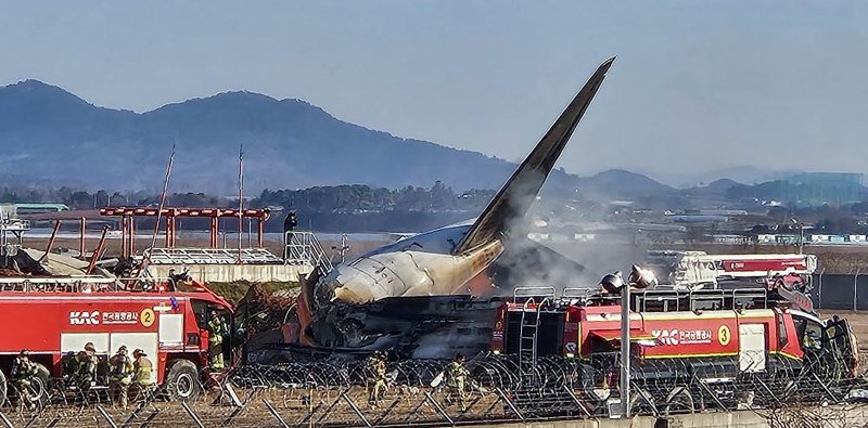 29일 오전 9시 7분께 전남 무안국제공항에서 착륙 중이던 항공기가 활주로를 이탈해 울타리 외벽을 충돌했다. 사고가 난 항공기는 태국 방콕에서 출발해 무안으로 입국하던 제주항공 7C 2216편으로, 승객과 승무원 등 175명을 태우고 있었다. 사진은 사고 현장에서 소방대원들이 화재 진압과 인명 구조를 하고 있는 모습. 사진=연합뉴스