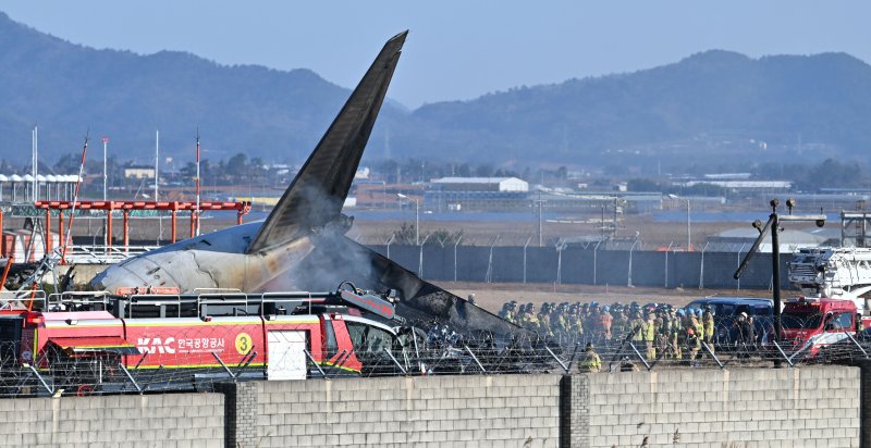 "무안공항 항공기 추락, 탑승자 28명 사망…2명 구조"