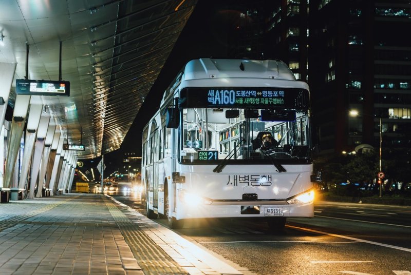 서울 지하철 첫차 30분 당긴다...새벽 출근길 교통수단 확대