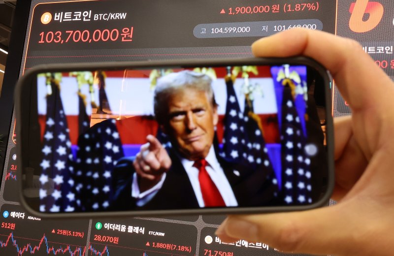 도널드 트럼프 전 대통령의 미 대선 승리 소식에 비트코인이 고공행진을 이어가 사상 첫 7만6000달러선을 돌파하며 최고가를 경신한 7일 오전 서울 강남구 업비트 고객센터 시황판에 가격이 표시돼 있다. 2024.11.7/뉴스1 ⓒ News1 김진환 기자