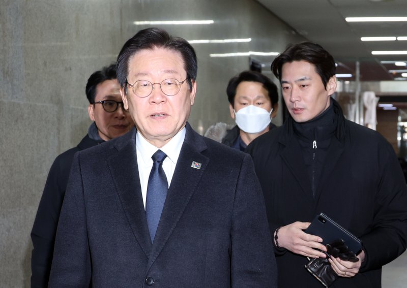 이재명 더불어민주당 대표와 김민석 최고위원, 한준호 의원이 29일 서울 여의도 국회에서 열린 긴급 비공개 최고위원회의에 참석하고 있다. 뉴시스