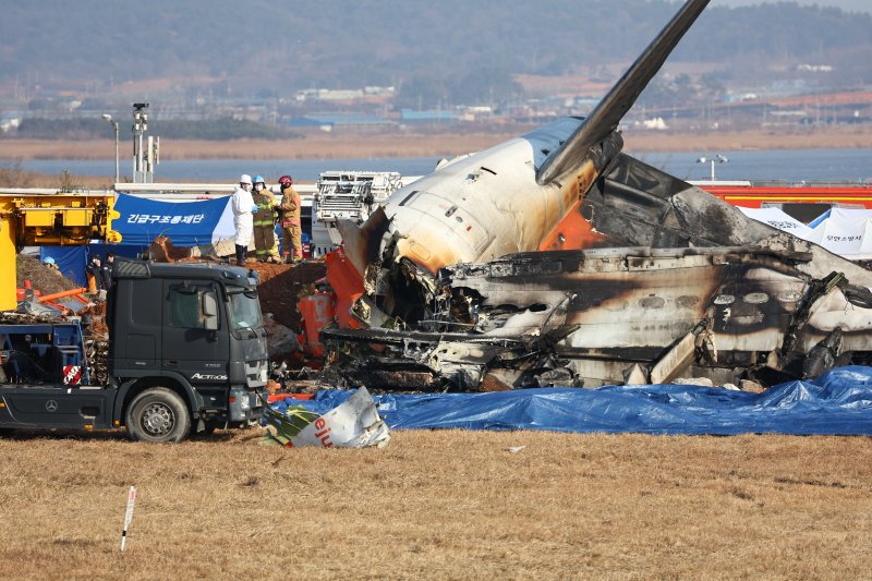 29일 오후 전남 무안군 무안국제공항에서 착륙 도중 충돌 후 폭발한 항공기의 잔해. 사진=연합뉴스