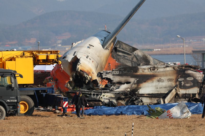 29일 오후 전남 무안공항에서 소방 당국이 착륙 도중 충돌로 추정되는 사고가 난 여객기 주변 화재 현장 수색구조 활동을 벌이고 있다. 항공기 제조사인 미국 보잉 측은 영국 가디언에 제주항공과 연락을 취하고 있다며, 유가족에게 깊은 애도를 표했다. 뉴시스