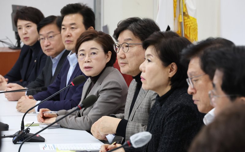 국민의힘 권성동 대표 권한대행 겸 원내대표(왼쪽 다섯번째)가 29일 오후 국회에서 전남 무안공항 여객기 사고와 관련해 행정안전위원회와 국토교통위원회 등 관련 상임위 소속 의원들과 긴급회의를 열고 수습방안 등 논의 결과를 설명하고 있다. 연합뉴스